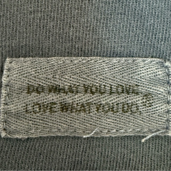 Life is Good short sleeve Vneck Blue Graphic Tee gardening boots size medium - Picture 6 of 6